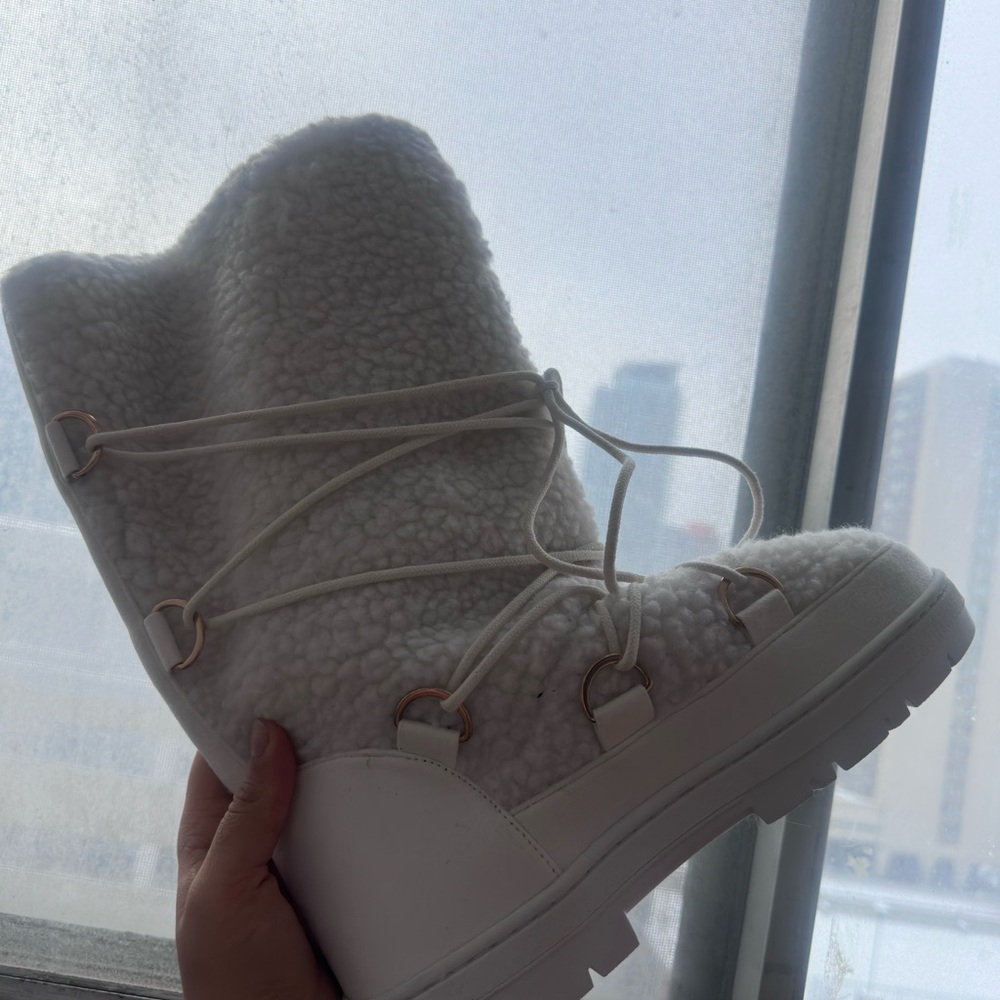 Shoe Dazzle White Winter Boots